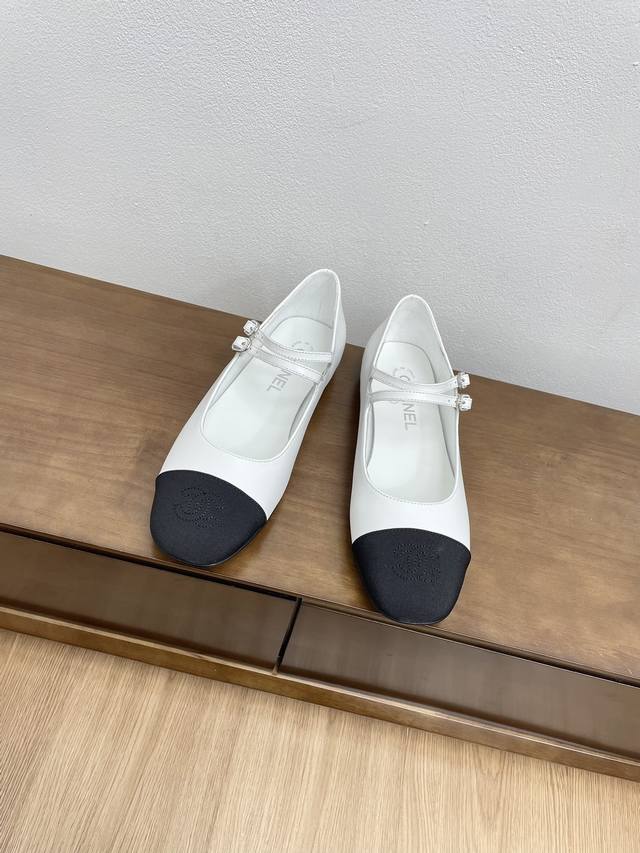 顶级版本chanel 24C新品小方头拼色玛丽珍单鞋 这一季系列真的超美 大爆款香奶奶家一贯的优雅名媛气质 高级感十足！上脚非常nice～ 不管光脚穿或搭配裙装