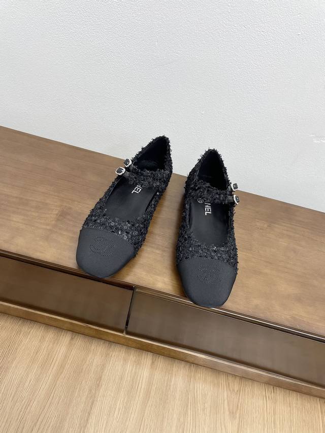 顶级版本chanel 24C新品小方头拼色玛丽珍单鞋 这一季系列真的超美 大爆款香奶奶家一贯的优雅名媛气质 高级感十足！上脚非常nice～ 不管光脚穿或搭配裙装