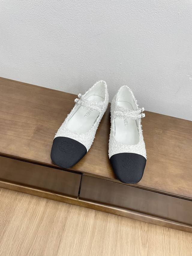 顶级版本chanel 24C新品小方头拼色玛丽珍单鞋 这一季系列真的超美 大爆款香奶奶家一贯的优雅名媛气质 高级感十足！上脚非常nice～ 不管光脚穿或搭配裙装
