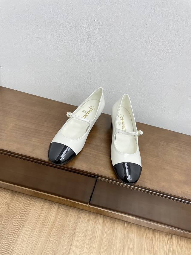 顶级版本chanel 24C新品圆头玛丽珍单鞋 这一季系列真的超美 大爆款香奶奶家一贯的优雅名媛气质 高级感十足！上脚非常nice～ 不管光脚穿或搭配裙装、裤装