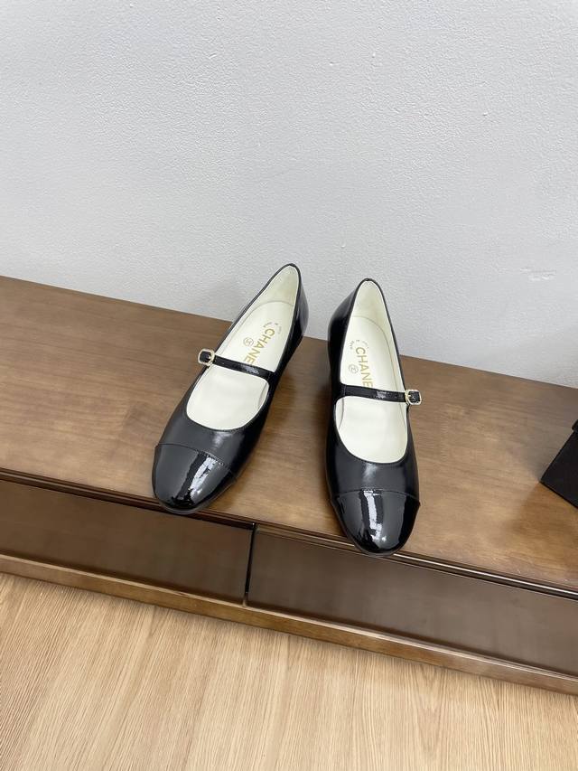 顶级版本chanel 24C新品圆头玛丽珍单鞋 这一季系列真的超美 大爆款香奶奶家一贯的优雅名媛气质 高级感十足！上脚非常nice～ 不管光脚穿或搭配裙装、裤装