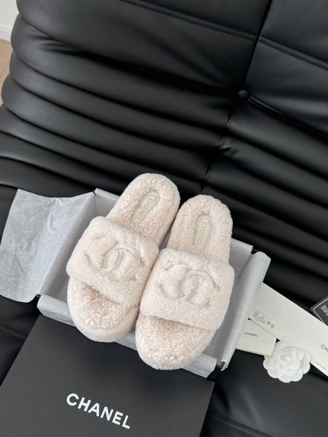Chanel 24B新款毛毛拖鞋！ 这款毛拖真的是真太可爱了～ 柔软蓬松的毛毛，舒服暖脚 增高显腿长 秋冬搭配袜子休闲又慵懒 上脚真的好看又时髦 进口羊毛，手感