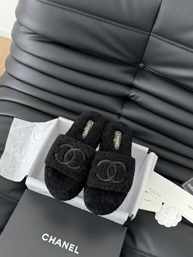 Chanel 24B新款毛毛拖鞋！ 这款毛拖真的是真太可爱了～ 柔软蓬松的毛毛，舒服暖脚 增高显腿长 秋冬搭配袜子休闲又慵懒 上脚真的好看又时髦 进口羊毛，手感