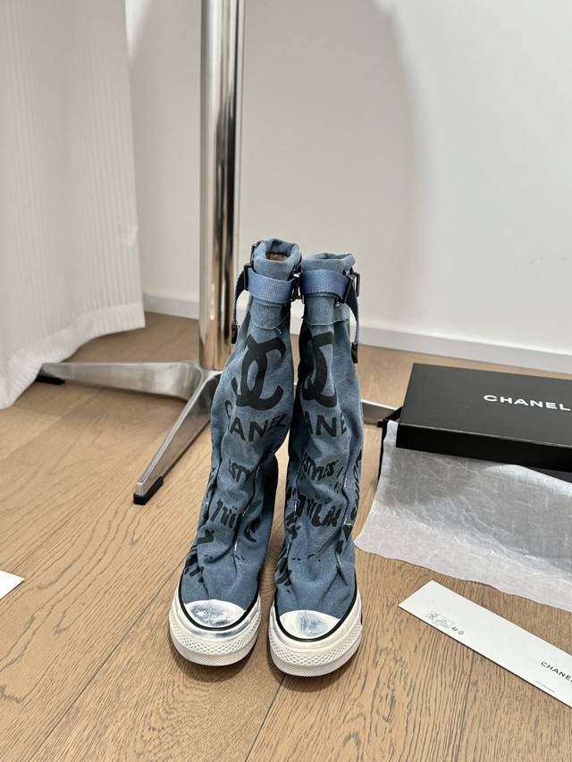 Chanel 24S隐藏款帆布小白鞋！ Vintage感满满，中古复刻款get啦～ 高邦帆布适配秋冬，涂鸦风格就很chanel。 配合袜子就很复古学院的感觉。