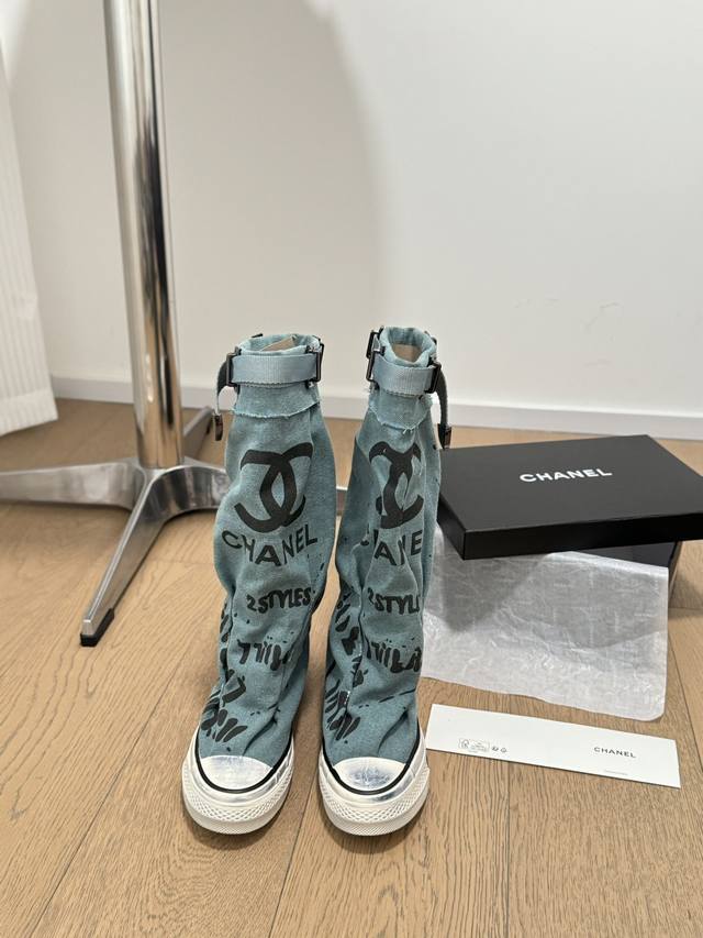 Chanel 24S隐藏款帆布小白鞋！ Vintage感满满，中古复刻款get啦～ 高邦帆布适配秋冬，涂鸦风格就很chanel。 配合袜子就很复古学院的感觉。