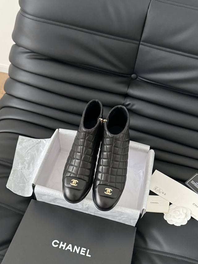 Chanel 24B新款书包扣芭蕾舞短靴 经典的菱格纹 百看不腻 鞋面内里羊皮 真皮大底 跟高6.5Cm Size:35-39 其他码数定做
