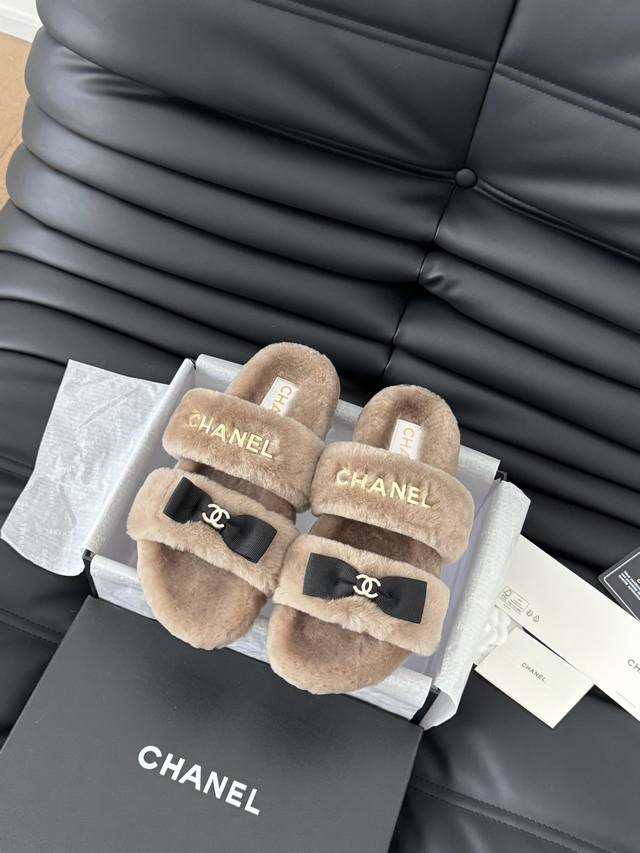 Chanel 24B新款毛毛拖鞋！ 这款毛拖真的是真太可爱了～ 柔软蓬松的毛毛，舒服暖脚 增高显腿长 秋冬搭配袜子休闲又慵懒 上脚真的好看又时髦 进口羊毛，手感