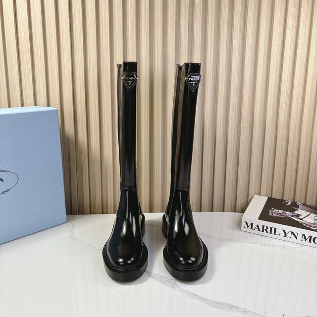 Prad*A普拉*达vs秋冬新款靴子系列 圆头三角扣松紧高靴 新款上架这款厚底在欧美街拍中出境率超高，Ins也是火了一把，调鞋楦都调了一个月整体线条流畅性保持跟