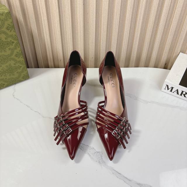 Gucci 24S秀场尖头高跟凉鞋 这双我称之为“氛围感之神” 柔颯利落的小尖头自带高级 扣带都是可以自由调节 细嫩的牛漆皮搭配金扣让你气质翻倍！ 鞋面：进口小