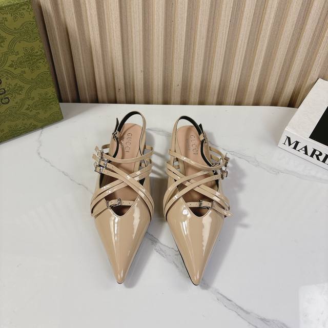 Gucci 24S秀场尖头高跟凉鞋 这双我称之为“氛围感之神” 柔颯利落的小尖头自带高级 扣带都是可以自由调节 细嫩的牛漆皮搭配金扣让你气质翻倍！ 鞋面采用进口