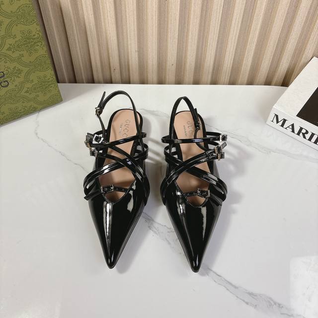 Gucci 24S秀场尖头高跟凉鞋 这双我称之为“氛围感之神” 柔颯利落的小尖头自带高级 扣带都是可以自由调节 细嫩的牛漆皮搭配金扣让你气质翻倍！ 鞋面采用进口