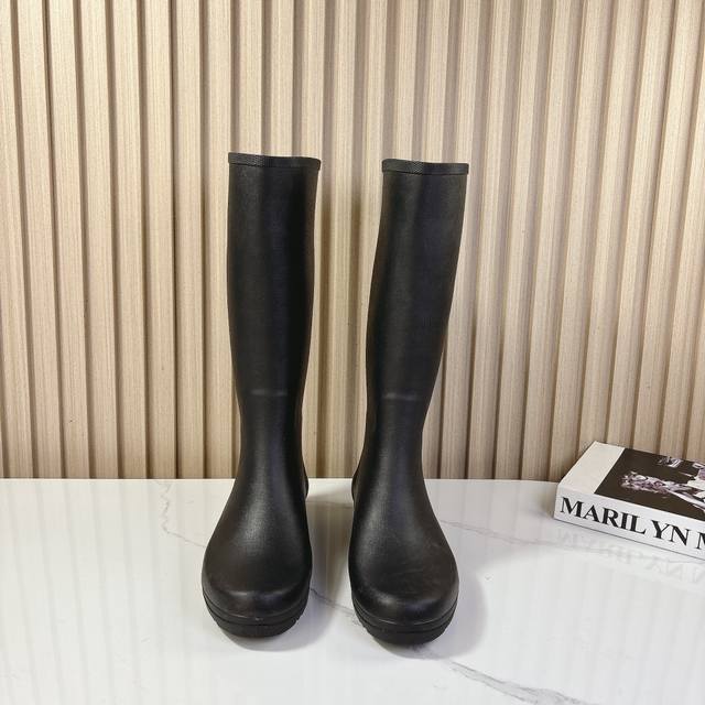 Celine 24Ss新款 骑士雨靴 真是一双绝绝子雨靴，软乎乎的论搭配这就是ins博主人手一双的潮流单品！日常搭配非常高级！整体材质采用环保材质一体注塑而成