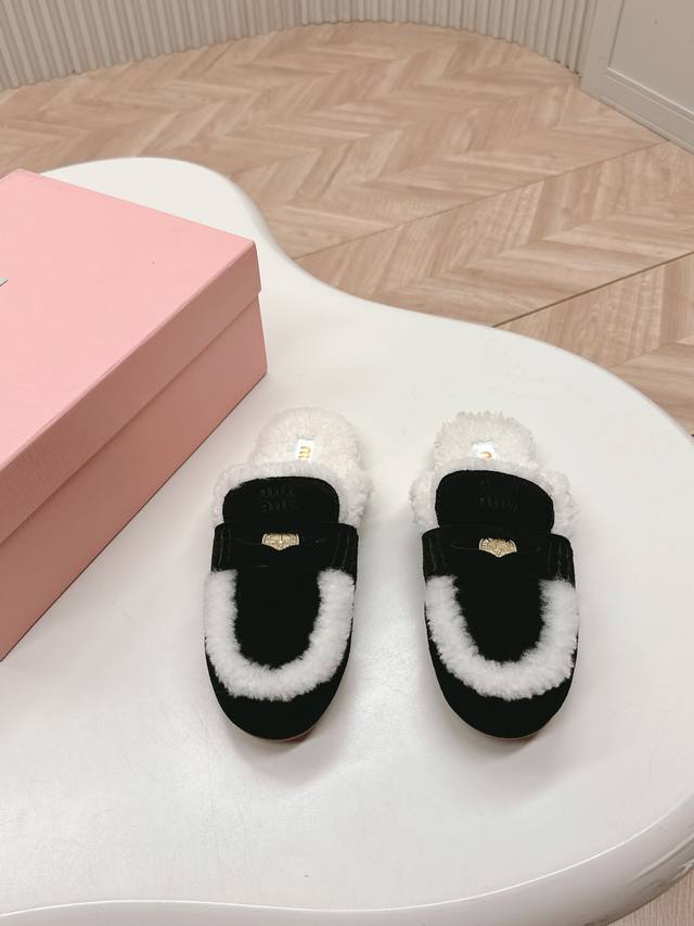 Miumiu 缪缪 Ss秋冬新款 钱币驾车鞋加毛半拖毛毛鞋 这款永不过时的反绒皮驾车鞋饰有硬币与压花miu徽标，彰显别具一格的经典格调。鞋头盖点缀皮革饰带与徽标