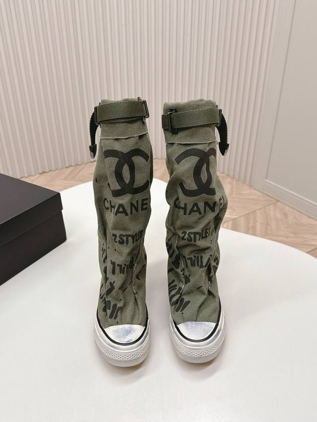 香奈儿 Chanel 24S隐藏款帆布小白鞋！ Vintage感满满，中古复刻款get啦～ 高邦帆布适配秋冬，涂鸦风格就很chanel。 配合袜子就很复古学院的