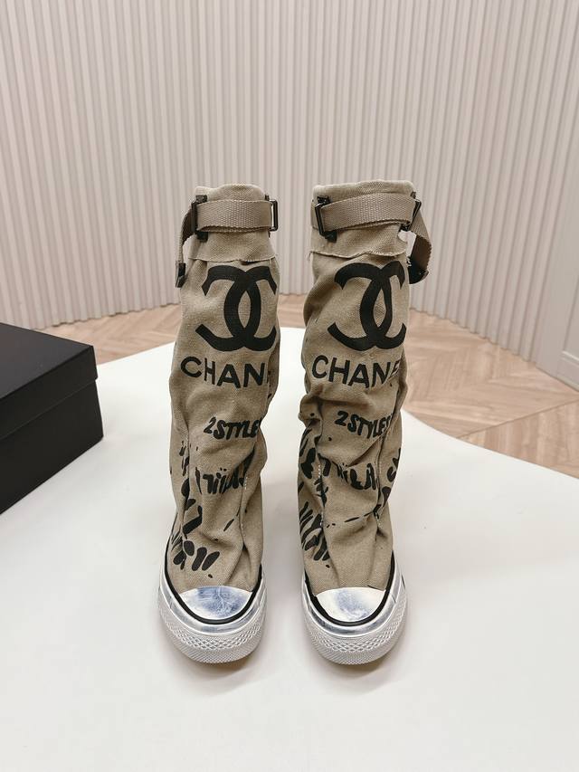 香奈儿 Chanel 24S隐藏款帆布小白鞋！ Vintage感满满，中古复刻款get啦～ 高邦帆布适配秋冬，涂鸦风格就很chanel。 配合袜子就很复古学院的