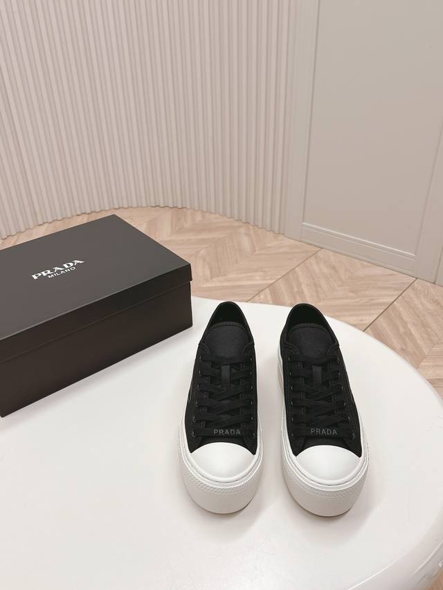 Prada 普拉达 24Ss秋冬厚底球鞋 帆布鞋 科技帆布最新黑科技 相隔几年prada又给我们带来好看的饼干鞋了 时髦精绝对不能错过的必入款 没有任何繁杂装饰