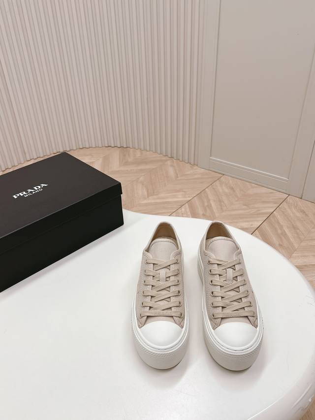 Prada 普拉达 24Ss秋冬厚底球鞋 帆布鞋 科技帆布最新黑科技 相隔几年prada又给我们带来好看的饼干鞋了 时髦精绝对不能错过的必入款 没有任何繁杂装饰