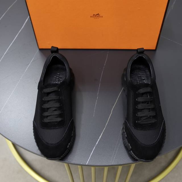 出厂价： 原单品质情侣 Hermes 顶级版本# 爱马仕h家经典情侣款 休闲运动鞋 情侣款休闲之履运动老爹鞋结合高科技帆布与麂皮山羊皮，在橡胶鞋底上饰以夸张“H