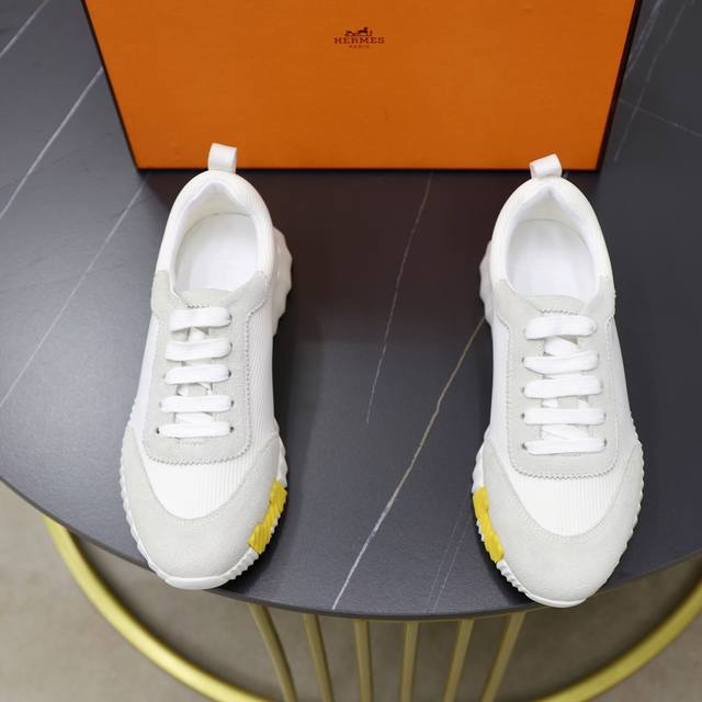 出厂价： 原单品质情侣 Hermes 顶级版本# 爱马仕h家经典情侣款 休闲运动鞋 情侣款休闲之履运动老爹鞋结合高科技帆布与麂皮山羊皮，在橡胶鞋底上饰以夸张“H