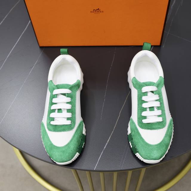 出厂价： 原单品质情侣 Hermes 顶级版本# 爱马仕h家经典情侣款 休闲运动鞋 情侣款休闲之履运动老爹鞋结合高科技帆布与麂皮山羊皮，在橡胶鞋底上饰以夸张“H