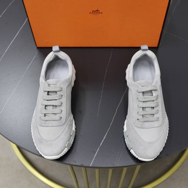 出厂价： 原单品质情侣 Hermes 顶级版本# 爱马仕h家经典情侣款 休闲运动鞋 情侣款休闲之履运动老爹鞋结合高科技帆布与麂皮山羊皮，在橡胶鞋底上饰以夸张“H