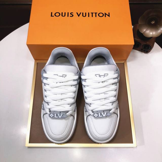 Louis Vuitton 原单 情侣款lv路易威登 * 顶级版本 Lv经典潮鞋！选用进口原版牛皮 水染牛皮内里.原版耐磨橡胶大底！高品质精品！女款码36-39