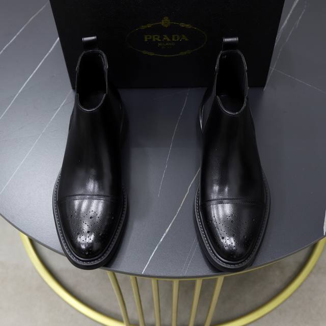 原单品质： 品牌：普拉达 Prada 偏大一码：男码38–44 45定做 等级：官网同款 高端男鞋 材料：原版牛皮 牛皮内里、原版大底 款式类别：切尔西男靴 时