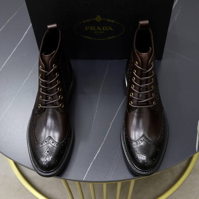 原单品质： 品牌：普拉达 Prada 偏大一码：男码38–44 45定做 等级：官网同款 高端男鞋 材料：原版牛皮 牛皮内里、原版大底 款式类别：切尔西男靴 时