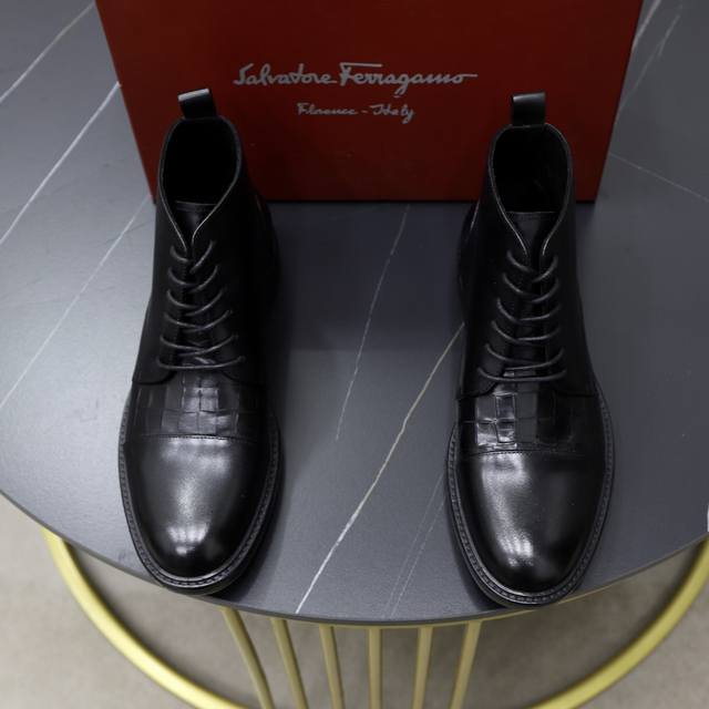 原单品质： 品牌：Ferragamo 菲拉格慕 偏大一码：男码38–44 45定做 等级：官网同款 高端男鞋 材料：原版牛皮 牛皮内里、原版大底 款式类别：切尔