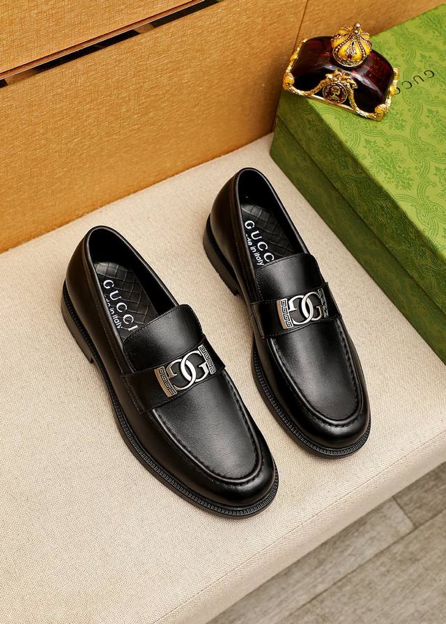 商品商标：Gucci 古驰 休闲皮鞋 正码码数: 38-44 45订制 商品材料：精选 进口头层小牛皮鞋面+奢华五金扣，进口牛皮内里。强烈立体视觉效果，橡胶大底