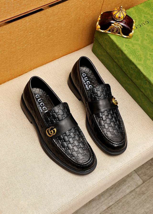 商品商标：Gucci 古驰 休闲皮鞋 正码码数: 38-44 45订制 商品材料：精选 进口头层牛皮压花鞋面+奢华五金扣，进口牛皮内里。强烈立体视觉效果，橡胶大