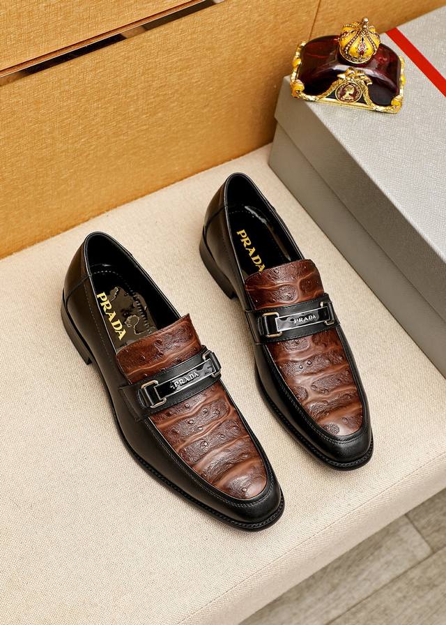 商品商标：Prada 普拉达 休闲皮鞋 正码码数: 38-44 45订制 商品材料：精选 进口头层小牛皮压花鞋面+奢华五金扣，进口水染牛皮内里。强烈立体视觉效果