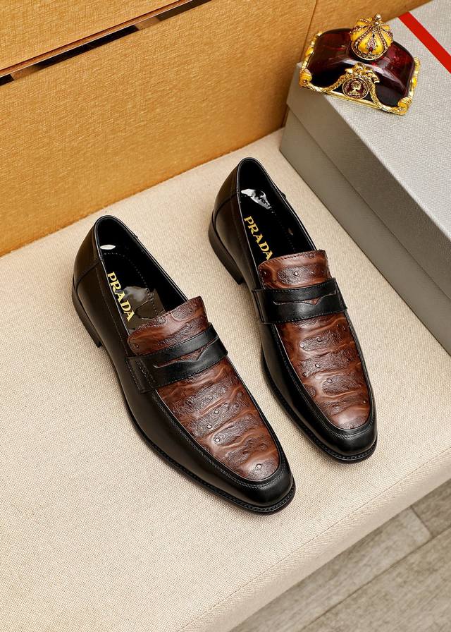 商品商标：Prada 普拉达 休闲皮鞋 正码码数: 38-44 45订制 商品材料：精选 进口头层小牛皮压花鞋面，进口水染牛皮内里。强烈立体视觉效果，原版大底