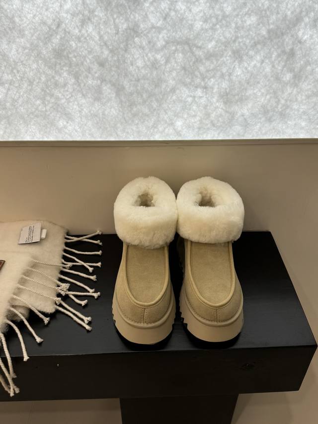 工厂价 Ugg厚底翻毛款雪地靴 韩国女团穿搭 毛绒绒靴口超可爱 暖暖哒百搭好穿 可以搭配针织腿套 是专属冬季的时尚，还可以增高显腿长 避免被雪水打湿 35-40