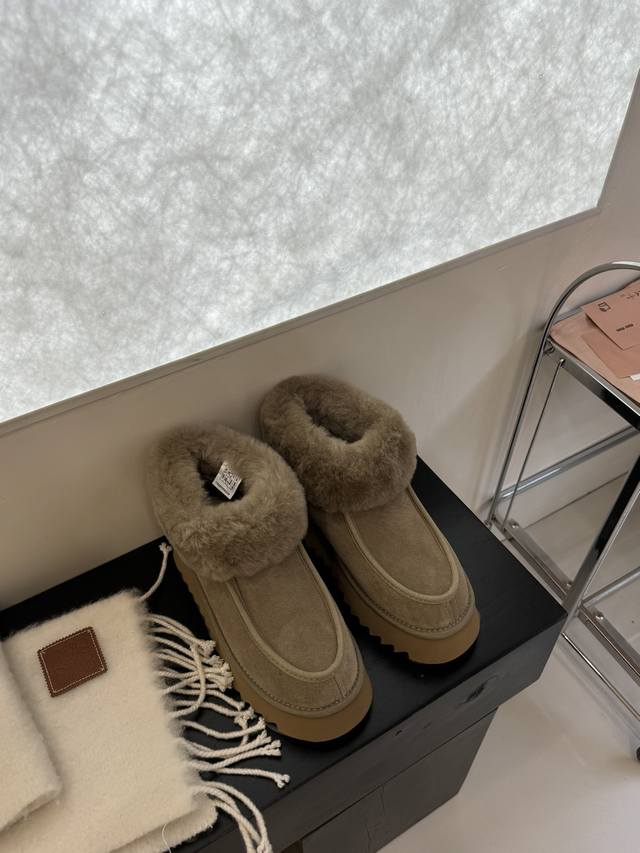 工厂价 Ugg厚底翻毛款雪地靴 韩国女团穿搭 毛绒绒靴口超可爱 暖暖哒百搭好穿 可以搭配针织腿套 是专属冬季的时尚，还可以增高显腿长 避免被雪水打湿 35-40