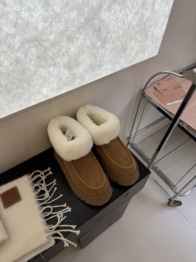 工厂价 Ugg厚底翻毛款雪地靴 韩国女团穿搭 毛绒绒靴口超可爱 暖暖哒百搭好穿 可以搭配针织腿套 是专属冬季的时尚，还可以增高显腿长 避免被雪水打湿 35-40