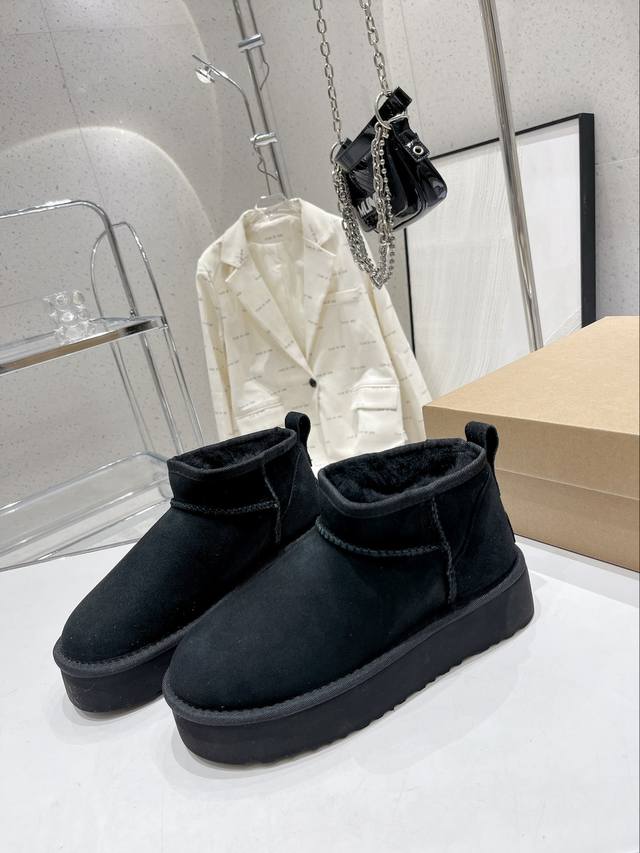 工厂价 火遍全球时尚圈的mini雪地靴厚底超爆封 寒冬刷星“暖潮风” Ugg改头换面刮起雪地里的时尚感。全羊皮毛一体，保暖好穿！独具匠心，只此唯一！出街回头率最