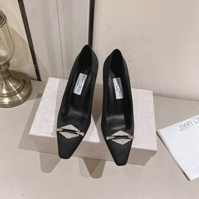 Jimmychoo Ss.早秋链饰弧形高跟鞋.出新款啦！独家原版开模钻扣。双金字塔连锁饰扣，职业走秀的首选！性感猫跟弧形设计，全天上脚不累，绵阳皮内里贴肤柔软！