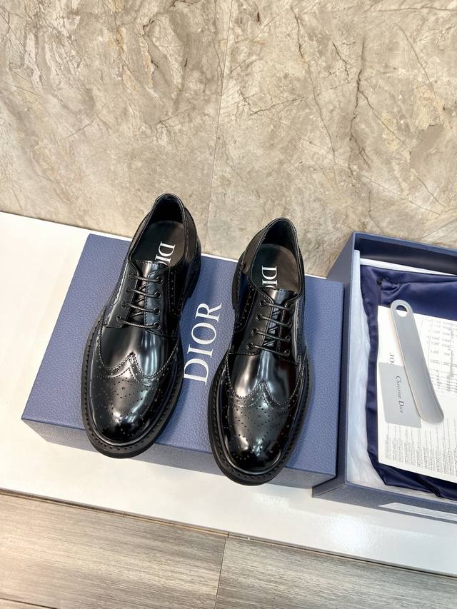Cd家 迪～奥 男士布洛克德比鞋 新品厚底皮鞋 采用进口黑色光滑牛皮 开边珠亮皮打造 经典光面盖胆和布洛克雕花拼接制作。 内里黑色水染小牛皮内里 银标logo牛