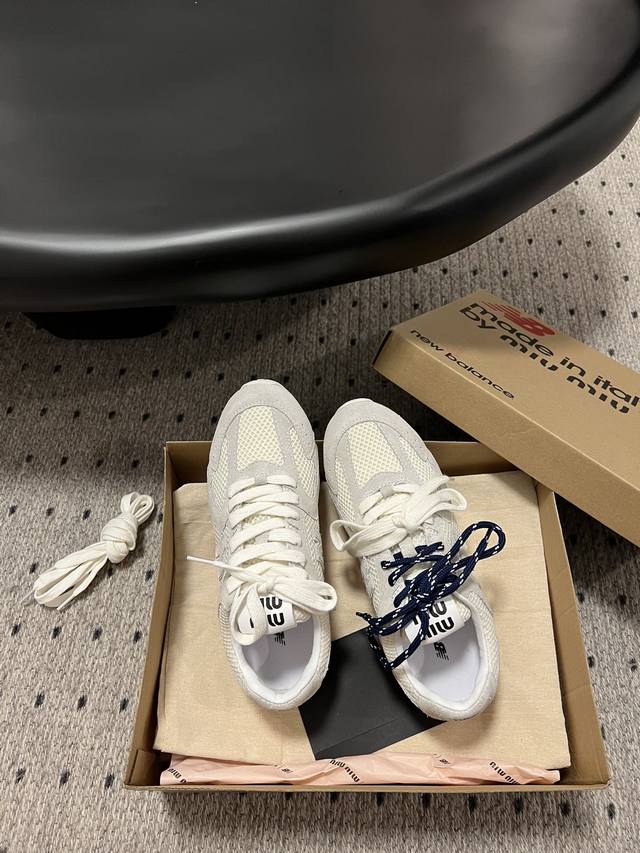 出厂价： Miumiu X New Balanc* 530 网面双鞋带运动鞋 独家新增色 新增网面太爱了 双鞋带的设计 鞋带注意！！原版是藏蓝色不是黑色！！杜绝