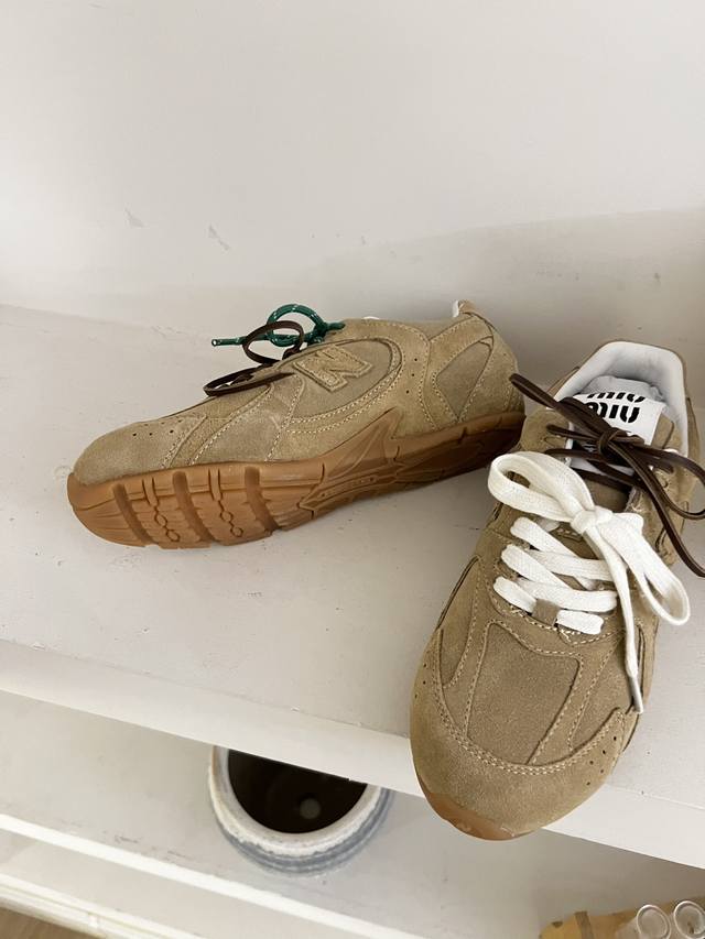 出厂价： 联名款运动鞋 早春发售前先近赏同样是在十月的巴黎时装周，又被眼尖的粉丝们看见了续作！经典的老爹鞋款式 New B 530 作为主角，Mium.U一改5