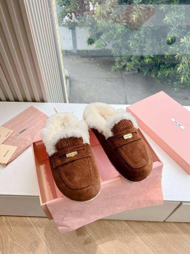 所见即所得刺绣logog0286现货供应miumiu*缪缪厚底 年新款英伦风包头毛拖 怎么穿都好看今夏时髦精最爱 看起来不怎么舒服 上脚超级舒服 面料：磨砂鹿皮