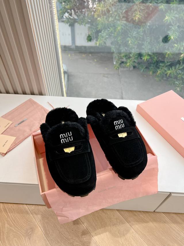 刺绣logog0286现货供应miumiu*缪缪厚底 年新款英伦风包头毛拖 怎么穿都好看今夏时髦精最爱 看起来不怎么舒服 上脚超级舒服 面料：磨砂鹿皮 内里：牛