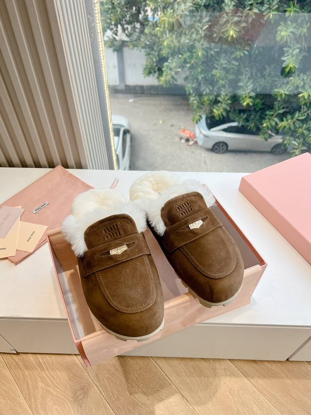 压印logog024现货供应miumiu*缪缪厚底 年新款英伦风包头毛拖 怎么穿都好看今夏时髦精最爱 看起来不怎么舒服 上脚超级舒服 面料：磨砂鹿皮 内里：牛皮