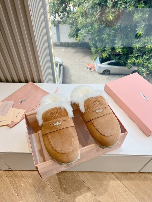 压印logog024现货供应miumiu*缪缪厚底 年新款英伦风包头毛拖 怎么穿都好看今夏时髦精最爱 看起来不怎么舒服 上脚超级舒服 面料：磨砂鹿皮 内里：牛皮