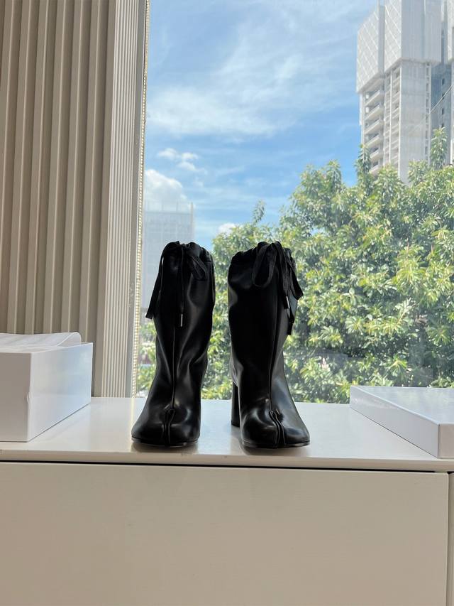 G012代购级别maison Margiel 秋冬新款tabi分趾靴气球形抽绳短靴灯笼靴 Tabi分趾靴mm6夹趾鞋马吉拉分趾靴，牛皮鞋底里 太好看了，经典的分