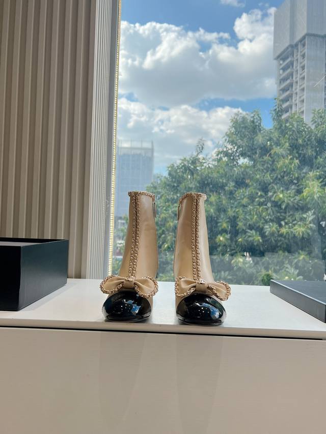 G0311顶级版本 代购品质 Chanel 香奈儿 秋冬英伦风小香短靴 原版购入开发 做货 超级强烈的包裹感、修长腿型、特别好看简约帅气 面料: 原版羊皮 内里