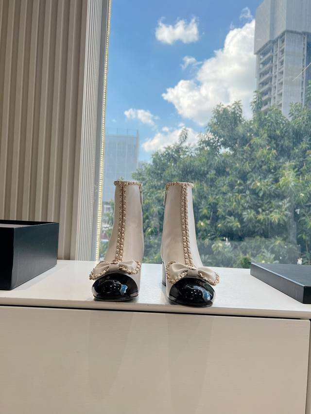 G0311顶级版本 代购品质 Chanel 香奈儿 秋冬英伦风小香短靴 原版购入开发 做货 超级强烈的包裹感、修长腿型、特别好看简约帅气 面料: 原版羊皮 内里