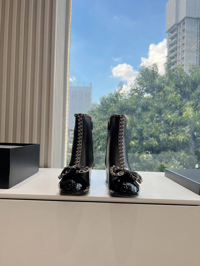G0311顶级版本 代购品质 Chanel 香奈儿 秋冬英伦风小香短靴 原版购入开发 做货 超级强烈的包裹感、修长腿型、特别好看简约帅气 面料: 原版羊皮 内里