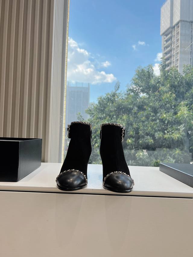 G0311顶级版本 代购品质 Chanel 香奈儿 秋冬英伦风小香短靴 原版购入开发 做货 超级强烈的包裹感、修长腿型、特别好看简约帅气 面料: 原版羊皮 内里